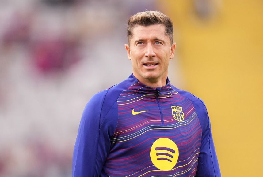 Journaliste : Lewandowski attend la décision de Barcelone et ne négociera pas avec d'autres équipes avant cela