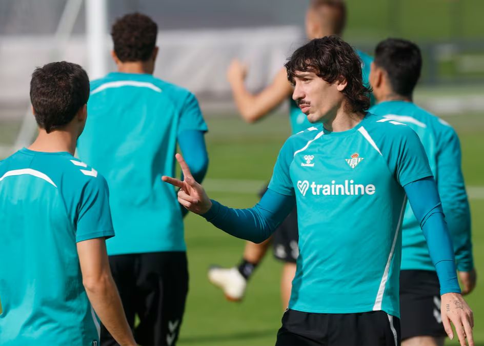 Excellente condition de compétition ! Le temps de jeu de Bellerin cette saison a été supérieur à celui de la saison dernière