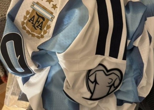 😂Vous jouez en Coupe d'Europe ? Le site officiel d'Adidas vend des maillots de l'équipe d'Argentine avec des brassards de qualification européenne