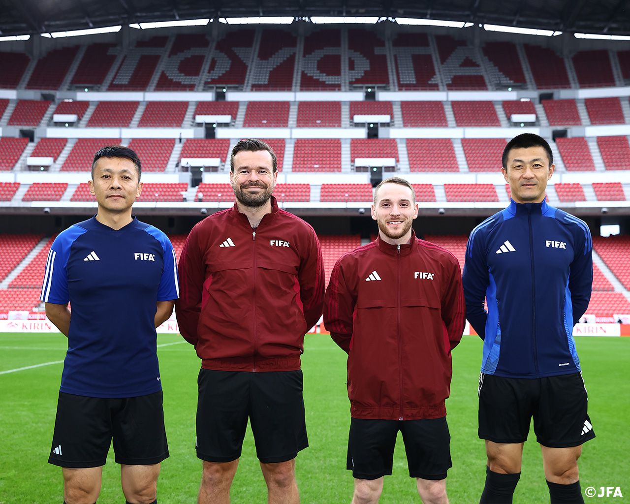 Officiel : Fu Ming est le quatrième officiel du match Japon contre Ghana, et Mazi est l'arbitre assistant.