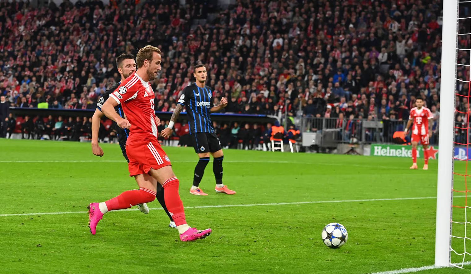 Officiel: Kane a été nommé joueur du mois d'octobre du Bayern et l'étoile montante Karl a marqué le meilleur but