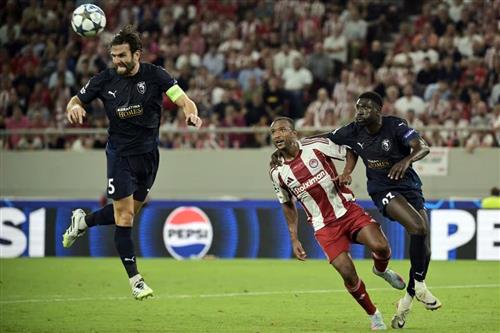 Olympiacos contre AEP Paphos