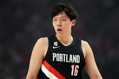 Yang Hansen : Les Trail Blazers ont célébré leur première victoire en éclaboussant de l'eau, et cela ne changera pas grand-chose à cause du changement d'entraîneur