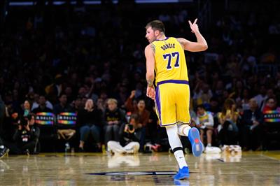 Un héros solitaire ! Doncic a marqué 32 points à la mi-temps, menant à lui seul l'équipe à renverser le match des Timberwolves.