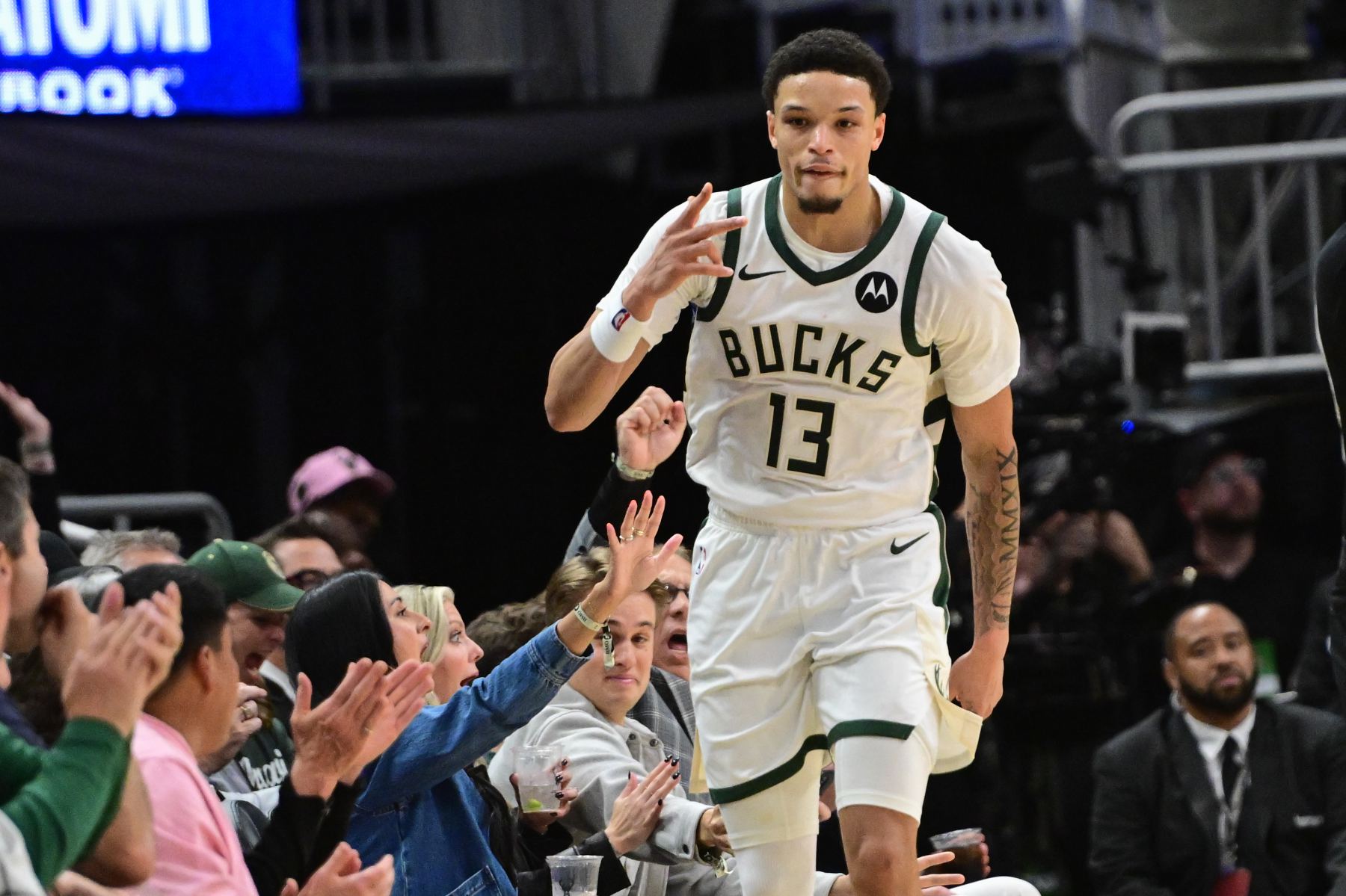 Faites de votre mieux! Antetokounmpo est absent et Rollins a marqué 25 points sur 10 des 15 tirs et 5 rebonds