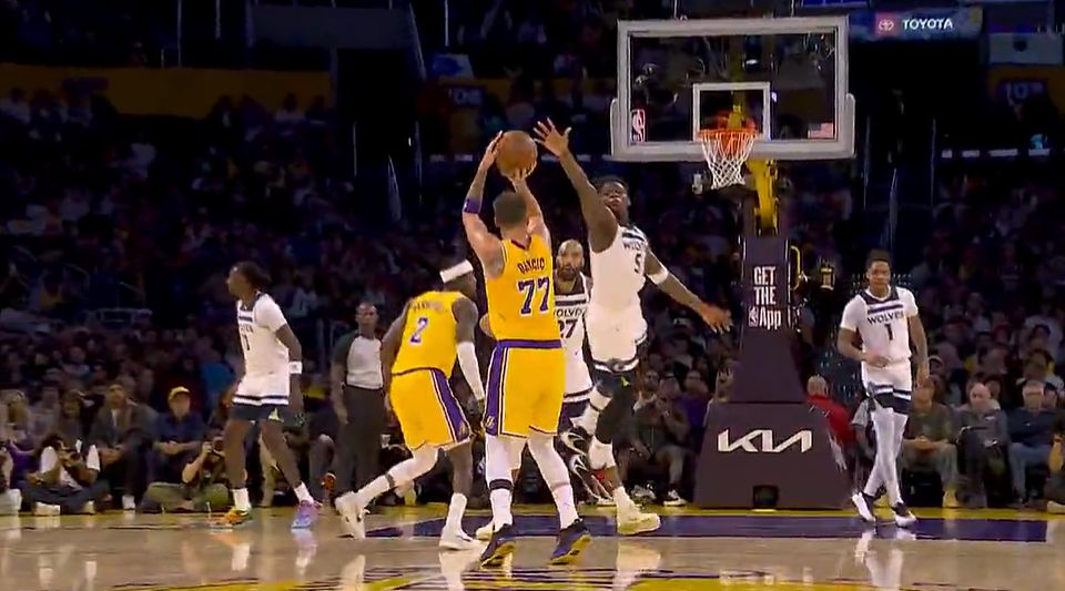 Je ne peux pas le porter! Doncic a marqué 23 points en un seul quart-temps, et les Lakers ont perdu 40 points au premier quart et ont toujours suivi le rythme.