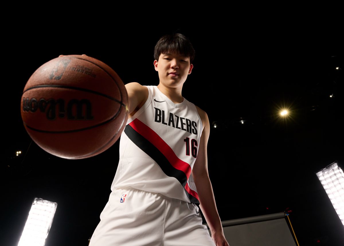 Meiji : Lorsque Yang Hansen est entré dans l'arène pour s'échauffer, le DJ des Trail Blazers a joué de la musique chinoise