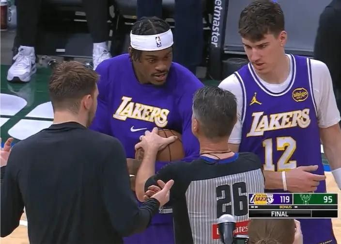 Vanderbilt parle de l'incident de saisie du ballon après le match : L'arbitre a menacé de me poursuivre en justice, je ne sais pas de quoi il parlait