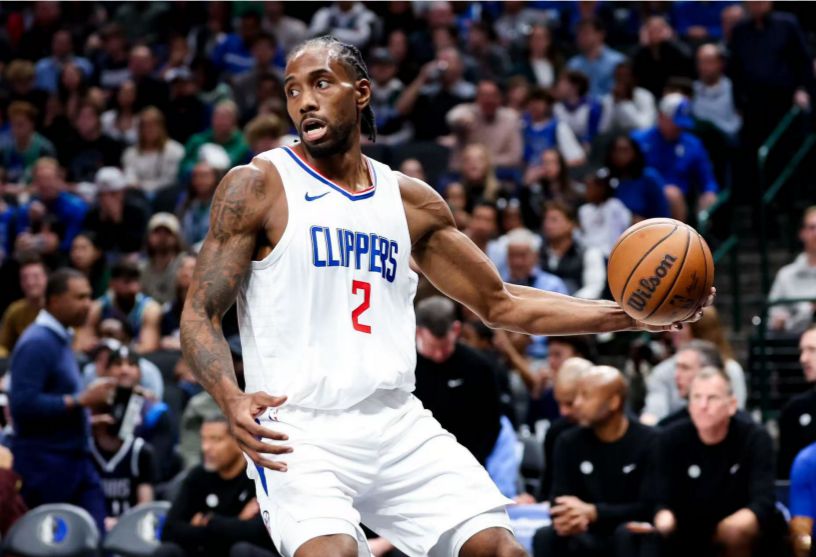Officiel des Clippers : Leonard ratera le match contre les Celtics en raison d'une entorse à la cheville