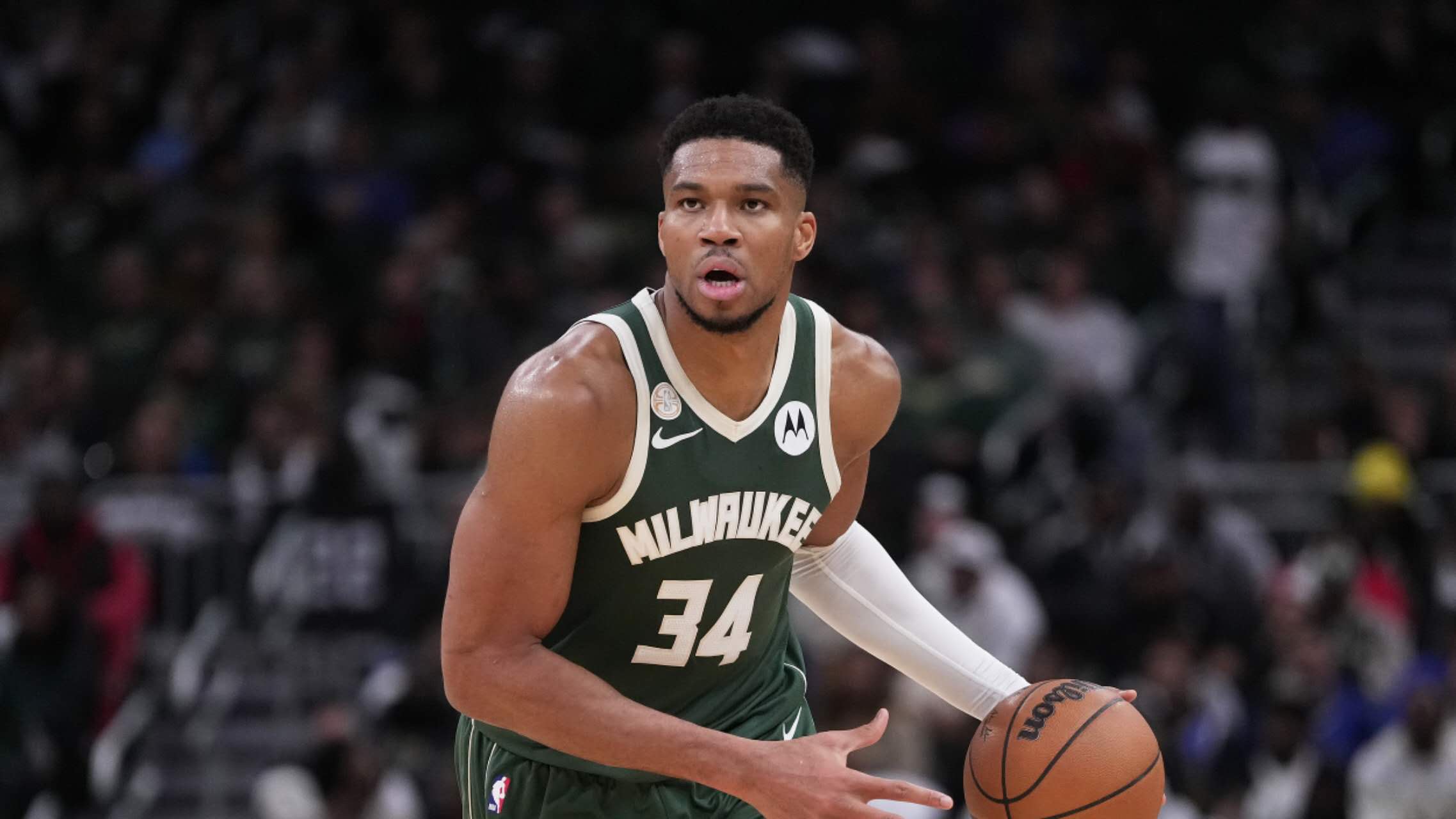 Les 18 passes décisives d'Antetokounmpo ont continué la loi magique, conduisant l'équipe locale des Bucks à vaincre les Hornets.