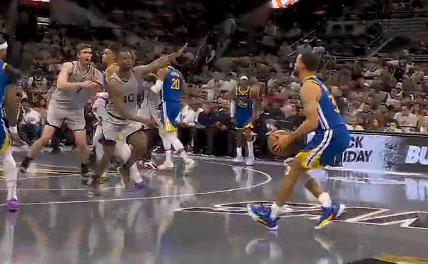 Curry a changé de chaussures au deuxième quart-temps, mais son sens du contrôle du ballon est toujours fort